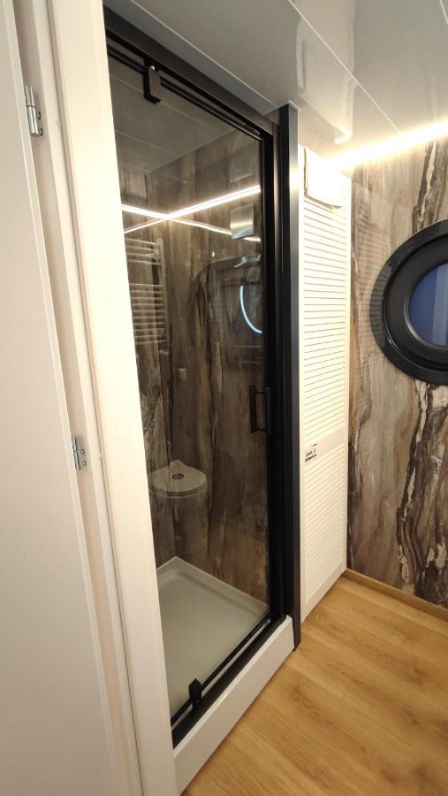 Houseboat Water King Apartament Plywajacy Dom Na Wodzie, 7 Os วรอตซวาฟ ภายนอก รูปภาพ